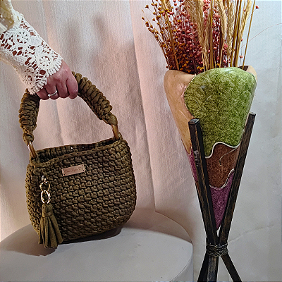 Mini bolsa com argola de madeira