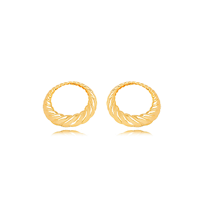 BRINCO SEMIJOIAS REDONDO TORCIDO LISO CONFECCIONADO EM BANHO DE OURO 18K
