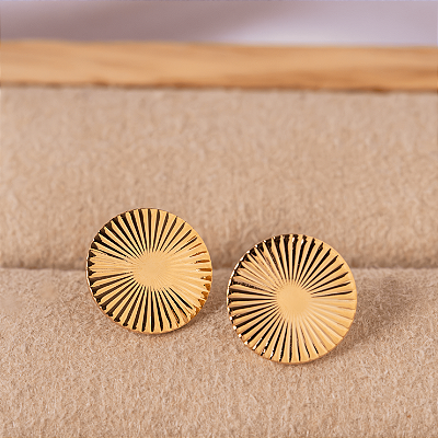 BRINCO SEMIJOIA REDONDO DETALHADO LISO CONFECCIONADO EM BANHO DE OURO 18K