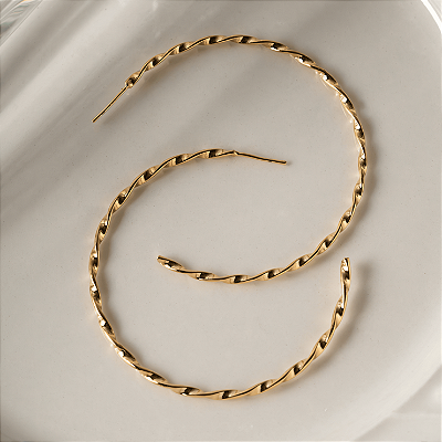 BRINCO SEMIJOIA ARGOLA TORCIDA LISA CONFECCIONADO EM BANHO DE OURO 18K