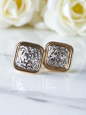 BRINCO SEMIJOIA COM DETALHE EM FLOR BICOLOR CONFECCIONADO EM BANHO DE OURO 18K E RÓDIO