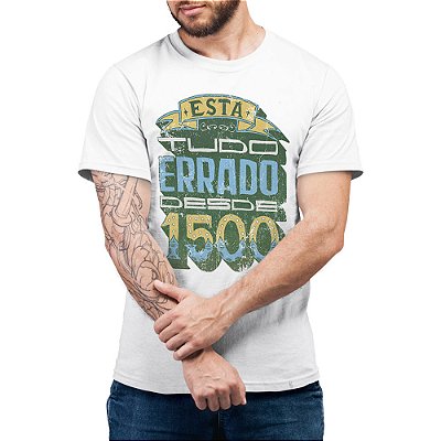 EstÃ¡ Tudo Errado Desde 1500 - Camiseta Basicona Unissex