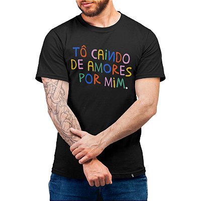 Tô Caindo de Amores - Camiseta Basicona Unissex