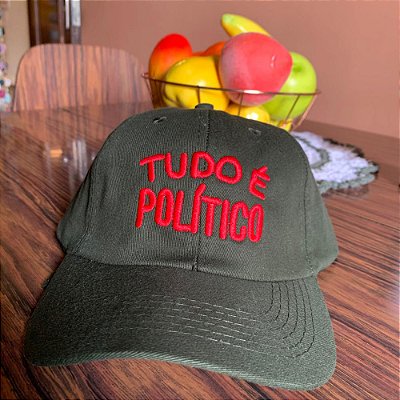 Tudo é Político - Boné Bordado