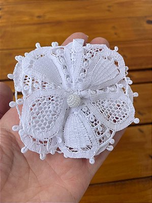 Tiara flor renda renascença com bico de pato