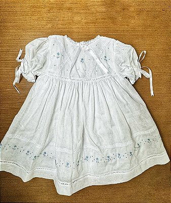 Vestido para Batizado Bebê em Cambraia de Algodão com Bordado Manual Azul Bebê e Renda Paraíba