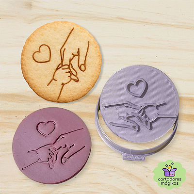 Carimbo + Cortador Dia das Mães "mãos de mãe com bebê" para biscoitos ou artesanato