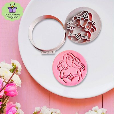 Cortador e Carimbo Mulher Maravilha 6cm Dia da Mulher 8 de Março para biscoitos ou artesanato