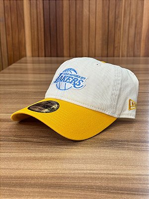 Boné New Era Los Angeles Lakers Off White e Amarelo NBV25BON040