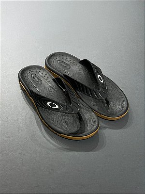 Chinelo Oakley Crowd Preto e Marrom