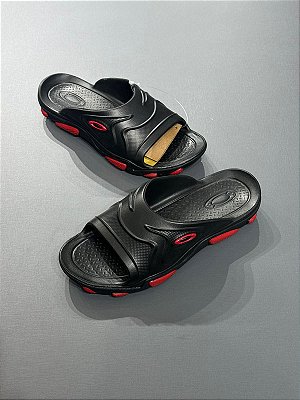 Slide Oakley Titan Preto e Vermelho