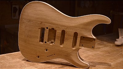 Corpo custom MK1 carved top em Freijó