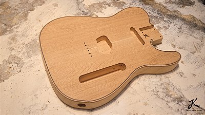 Corpo TL em Paulownia e Oak