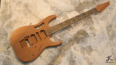 Guitarra JEM em Mogno