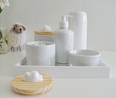 Kit Higiene Porcelanas Bebê Bandeja Mdf Tampa Pinus Nuvem