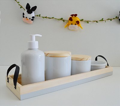 Kit Higiene Bandeja Pinus M + Porcelanas Faixa C/alça Moderna