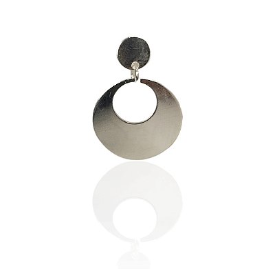 Brinco circular vazada por um círculo banhado prata