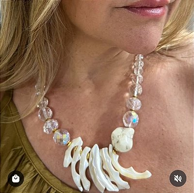 Colar Curto Cristais e Madrepérolas.