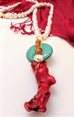 Colar Longo Galho de Coral Pérolas.