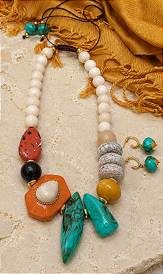 Maxi Colar Resinas Nude e Cores.