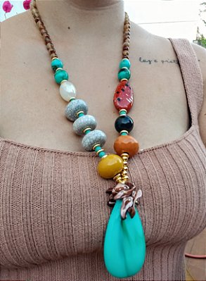 Colar Longo Resinas Mil Cores.