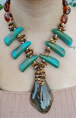 Colar Curto Resinas Marrom Queimado.