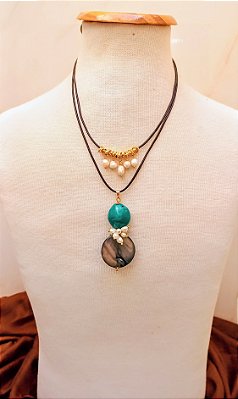 Colar Curto Duas Voltas Couro.