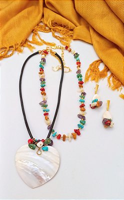 Colar Curto Coração Madrepérola.