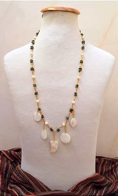 Colar Longo Madrepérolas e Amazonitas.
