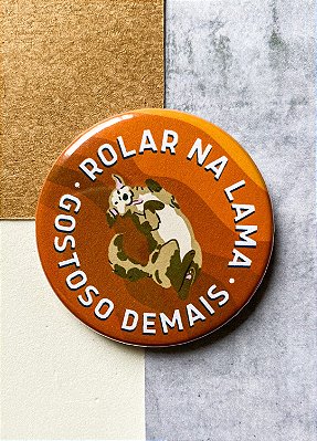 Bottom 4,5 cm - "ROLAR NA LAMA - GOSTOSO DEMAIS"