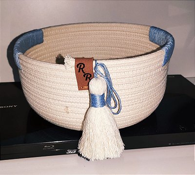 Cachepot de Corda Rígida 8 mm, Detalhe Azul nas Bordas e Tassel em Algodão