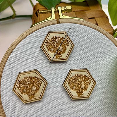 Needle Minder Floral Hexágono (imã para agulhas)