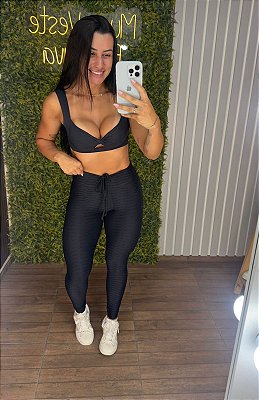 Legging Semi Empina Brocada Preta - Veste 38 a 40- Possui compressão