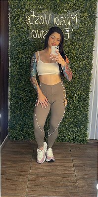 Conjunto Fitness Hope Castanho com Top Gloss Creme - Veste 38 a 42