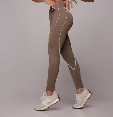 Legging Hope Castanho com Top Gloss Creme