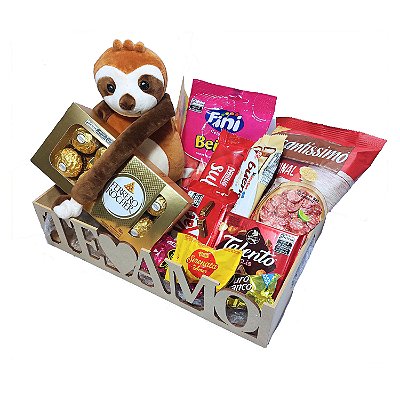 Cesta de Presente Bicho Preguiça Aniversário Fini Bombons