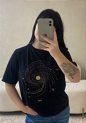 T-SHIRT BORDADA PRETA