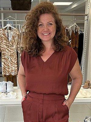 BLUSA ACETINADA OMBROS PLISSADOS