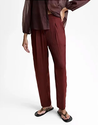 CALÇA CARROT EM CETIM