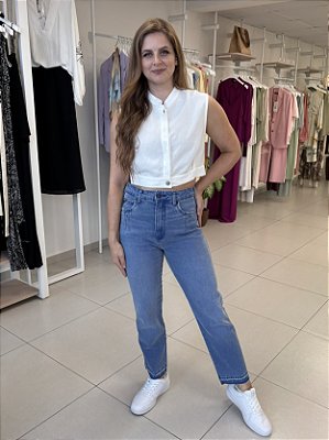 CALCA JEANS MOM BORDADO BOLSO