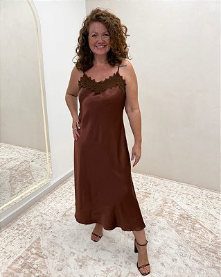 VESTIDO MIDI SLIP DRESS RENDA