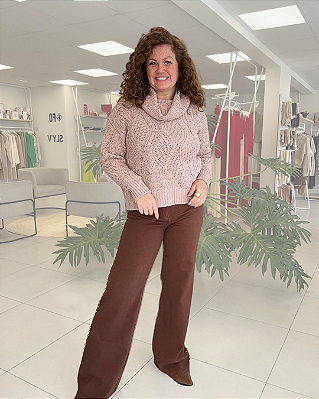CALÇA SARJA RETA COM TACHAS