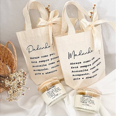 Kit Lembrança Batizado Padrinhos Madrinha Vela Aromática e Mini Ecobag Decorada Convite Dindo Dinda