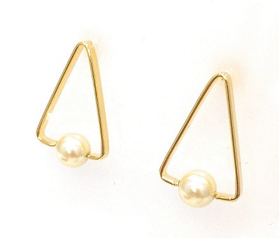 BRINCO OURO TRIANGULO VAZADO COM PÉROLA