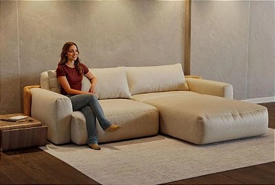 Sofá Cama Ibiza com Chaise 2,60m em Linho Off White Marfim e Corino Marrom - Home Mobily*