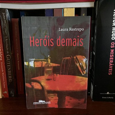 Livro: Heróis demais, de Laura Restrepo - Novo