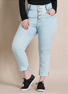 Calça Jeans Plus Size Com Barra Desfiada e Elastano. Cós Largo e Cintura Alta