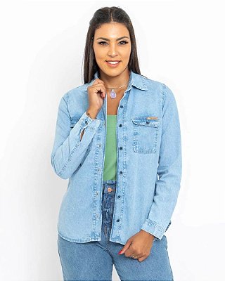 Camisa Jeans Feminina Clara Com Botões Azuis e Bolso Frontal