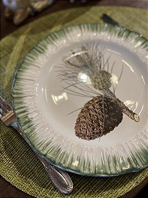 Pratos de sobremesa de pinhas