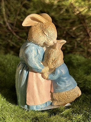 Coelha abraçando filhote